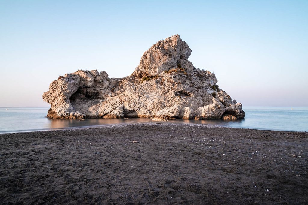 playa peñon del cuervo malaga